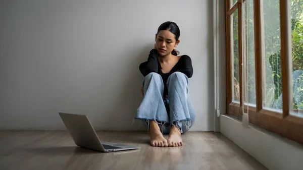 Deprimerad Ung Asiatisk Kvinna Med Psykiska Hälsoproblem Åtanke Behöver Yttersta — Stockfoto