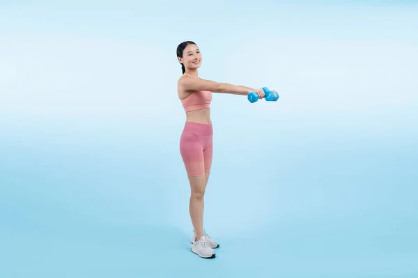 精力充沛的女人在孤立的背景下做哑铃举重运动 作为体能训练常规的年轻亚洲女运动员力量和耐力训练课程 — 图库照片