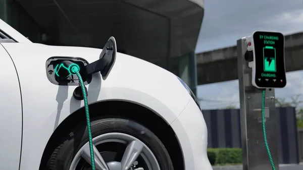 公共停车场充电站的电动汽车充电器充电 未来创新的充电式电动车使用替代清洁和可持续的能源 仔细阅读 — 图库照片
