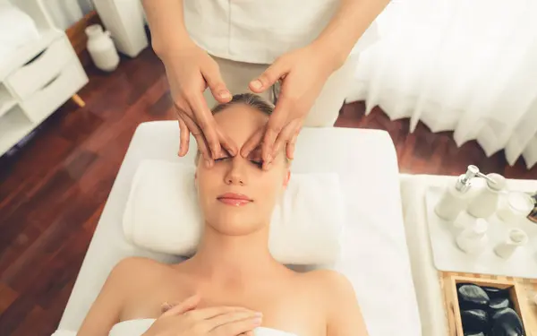 Panorama Vista Superior Mulher Desfrutando Relaxante Stress Massagem Cabeça Mimos — Fotografia de Stock