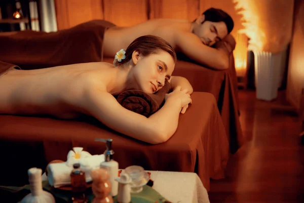 Cliente Pareja Caucásica Que Disfruta Relajante Masaje Spa Estrés Mimos —  Fotos de Stock