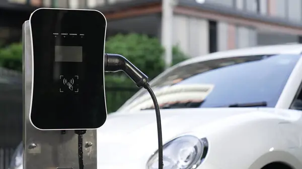 为减少二氧化碳排放 逐步创新城市轨道交通充电站 对电动汽车电池进行绿色环保充电 — 图库照片