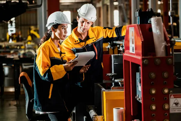 专业的质量控制检查员对钢结构和生产工艺进行安全检查 重工业设施中的工厂工程师或操作员进行优化 — 图库照片