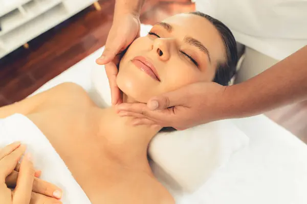 Donna Caucasica Godendo Rilassante Stress Massaggio Alla Testa Coccole Bellezza — Foto Stock