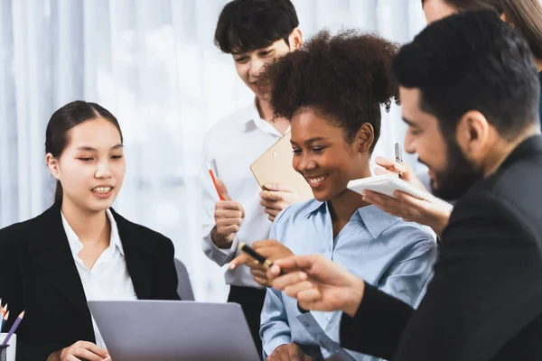 Szczęśliwie Zróżnicowani Biznesmeni Pracują Razem Dyskutując Biurze Korporacyjnym Profesjonalna Różnorodna — Zdjęcie stockowe