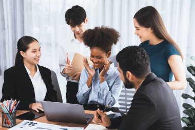 Mutlu iş adamları birlikte çalışır, şirket ofisinde tartışırlar. Profesyonel ve çeşitlilik takım çalışması iş planını bilgisayarda tartışır. Modern çok kültürlü ofis çalışanı. Uyum