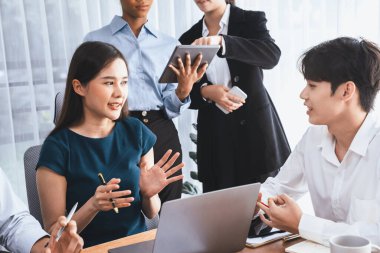 Mutlu iş adamları birlikte çalışır, şirket ofisinde tartışırlar. Profesyonel ve çeşitlilik takım çalışması iş planını bilgisayarda tartışır. Modern çok kültürlü ofis çalışanı. Uyum