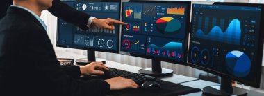 Analizci veri analizi ya da bilgisayar monitöründeki BI gösterge paneli üzerinde çalışıyor. Ticari pazarlama ve strateji planlaması için Fintech 'in şirket ofisindeki finansal verilerini analiz eden iş ekibi. Önde.