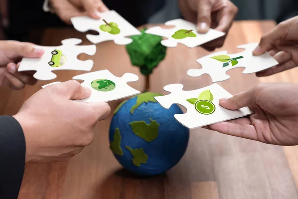 一群手握生态图标拼图拼图的商界人士聚集在全球各地 将其视为生态企业对社区的责任和绿色地球的可持续解决方案 好奇怪 — 图库照片