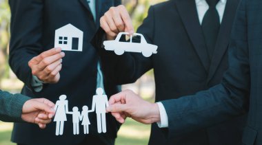 ECO ikonunu doğada tutan iş adamları. Kurumsal sosyal sorumluluğa adanmış, karbon ayak izini azaltmış, çevreyi korumuş ve sürdürülebilir gelecek için ESG ilkelerini benimsemiştir. Döngü