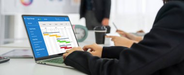 Ekip projesinin zaman çizelgesini gösteren bilgisayar ekranında, modern iş projesi yönetimi için proje planlama yazılımı