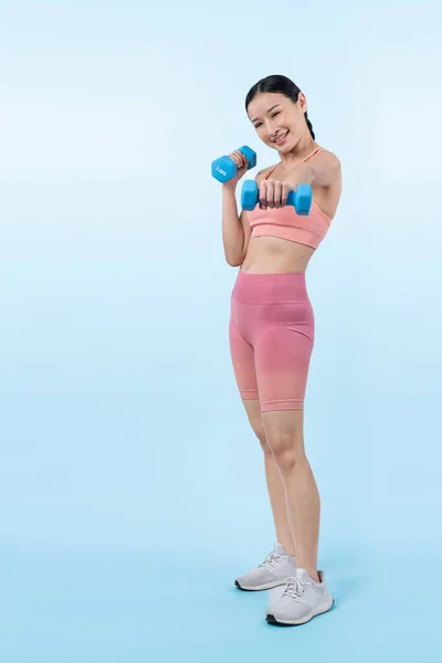 隔離された背景で運動を持ち上げるダンベル重量を行っている活発な女性 ボディワークアウトルーチンとしての若い運動アジアの女性の強さと耐久トレーニングセッション — ストック写真
