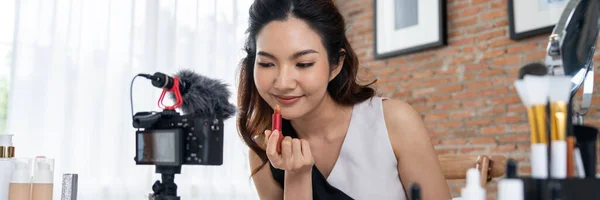 Asian Woman Influencer Shoot Live Streaming Vlog Video Review Makeup — Stock Photo, Image