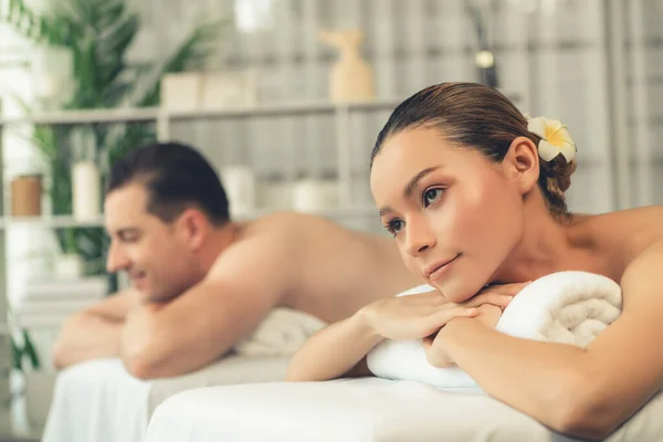 Cliente Casal Caucasiano Desfrutando Relaxante Massagem Spa Stress Mimando Com — Fotografia de Stock