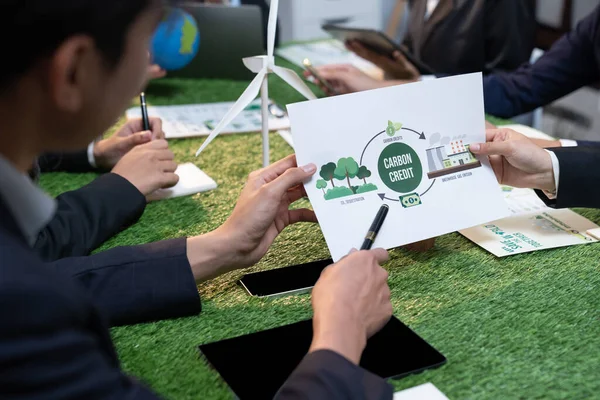 Різноманітна Група Бізнесменів Які Планують Використовувати Альтернативну Енергію Екологічно Стійкої — стокове фото