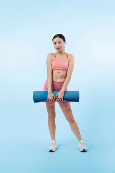 Jonge Aantrekkelijke Aziatische Vrouw Portret Sportkleding Met Trainingsmat Gezonde Lichaamsbeweging — Stockfoto