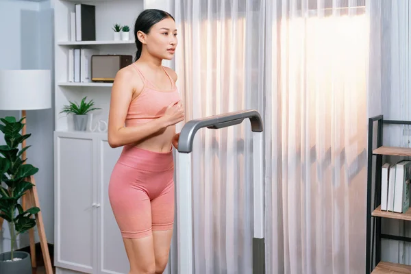Energique Forte Femme Asiatique Athlétique Course Machine Maison Poursuite Forme — Photo