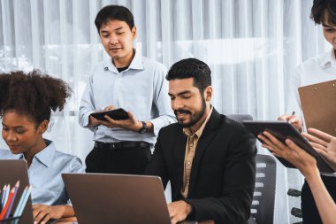 Mutlu iş adamları birlikte çalışır, şirket ofisinde tartışırlar. Profesyonel ve çeşitlilik takım çalışması iş planını bilgisayarda tartışır. Modern çok kültürlü ofis çalışanı. Uyum