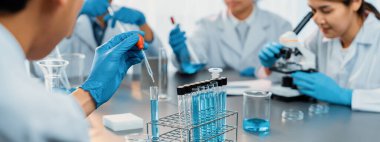 Kendini adamış bir grup bilim adamı kimyasal deneyler ve tıp laboratuarında aşı ilacı veya antibiyotiği geliştirmek için çığır açan bir araştırma yürütüyorlar. İlaç ve biyokimya laboratuvarı. Neoterik