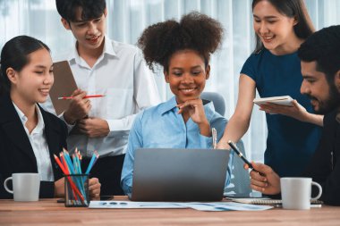 Mutlu iş adamları birlikte çalışır, şirket ofisinde tartışırlar. Profesyonel ve çeşitlilik takım çalışması iş planını bilgisayarda tartışır. Modern çok kültürlü ofis çalışanı. Uyum