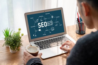 Model e-ticaret için SEO arama motoru optimizasyonu ve bilgisayar ekranında gösterilen çevrimiçi perakende işi