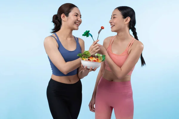 Zwei Junge Sportliche Asiatinnen Sportkleidung Halten Eine Salatschüssel Mit Obst — Stockfoto