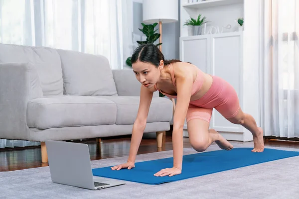 Aziatische Vrouw Sportkleding Doen Burpee Trainingsmat Als Home Workout Training — Stockfoto