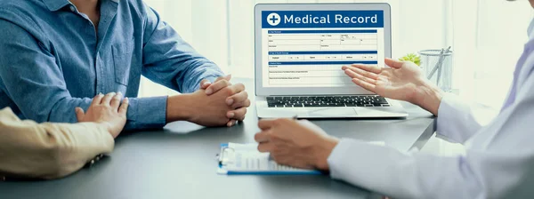 Doctor Show Medical Diagnosis Report Laptop Providing Compassionate Healthcare Consultation — Stock Photo, Image