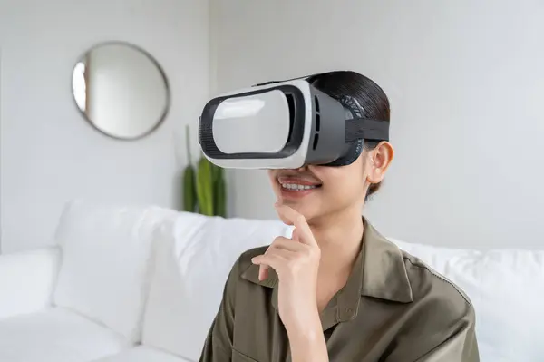Jonge Vrouw Met Behulp Van Virtual Reality Goggle Thuis Voor — Stockfoto