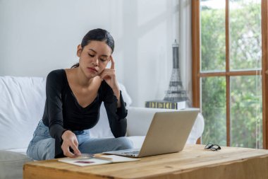 Stresli genç kadının kredi kartı borçlarıyla ilgili maddi sorunları var. En çok kötü kişisel para ve mortgage ödeme yönetimi krizi kavramını gösteriyor..