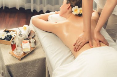 Kafkasyalı kadın müşteri stres önleyici spa masajının keyfini çıkarıyor ve lüks otel ya da oteldeki gündüz açık ortam güzellik salonunda güzellik teniyle eğleniyor. Sessiz.