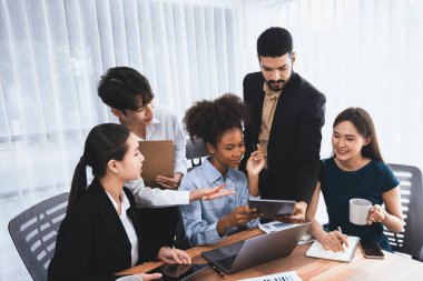 Mutlu iş adamları birlikte çalışır, şirket ofisinde tartışırlar. Profesyonel ve çeşitlilik takım çalışması iş planını bilgisayarda tartışır. Modern çok kültürlü ofis çalışanı. Uyum