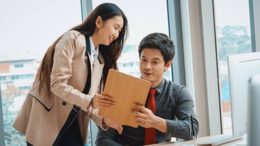 İki iş adamı toplantı odasında proje stratejisi hakkında konuşuyor. İş adamı, iş yerinde iş arkadaşlarıyla proje planlamasını tartışırken aynı zamanda mali raporla ilgili sohbet ve tavsiyelerde bulunuyor. Jivy