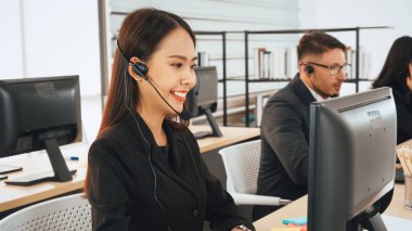 Ofiste çalışan kulaklık takan işadamları uzak müşteri ya da meslektaşlarını desteklemek için çalışıyorlar. Çağrı merkezi, tele pazarlama, müşteri destek acentesi telefon görüşmesinde hizmet sağlıyor. Jivy