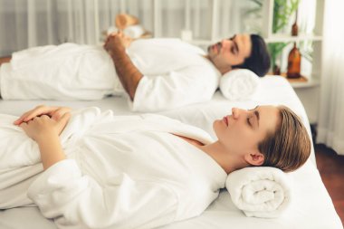 Kafkas çift müşterisi stres önleyici spa masajının keyfini çıkarıyor ve lüks otel veya oteldeki gündüz açık hava ortamında güzellik teniyle eğleniyor. Sessiz.