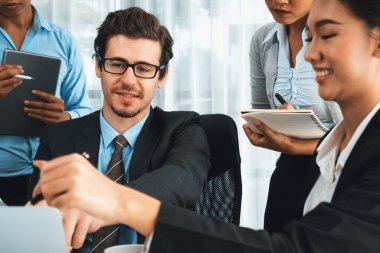 Modern ofis ortamında çalışan çeşitli etnik gruplardan çeşitli iş adamları. Üretken ve çok ırklı ofis çalışanları stratejik ticari pazarlama konusunda tartışmaya giriştiler. Habiliment