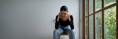 Depresyondaki zihinsel sağlık sorunu olan genç Asyalı kadın aşırı düşünme yorgunluğu, yıkıcı düşünce, asosyal, kaygı ve diğer akıl sağlığı bozukluklarından en yüksek tedaviye ihtiyaç duyuyor. .