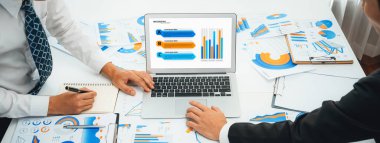 Grup toplantısındaki iş adamları resmi kıyafet paylaşımı fikrine sahipler. Şirketin yaratıcı çalışma alanındaki kar raporunu tartışıyorlar. Grup toplantısı masasında yakın çekim yapmak için. Konuşma .