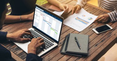 Ekip projesinin zaman çizelgesini gösteren bilgisayar ekranında, modern iş projesi yönetimi için proje planlama yazılımı