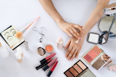 Güzellik blogcusunun ya da nüfuzlu kişinin üst görünümü çevrimiçi canlı yayın platformunda sosyal medya pazarlamasını ya da öğretim elemanlarını görüntüler.