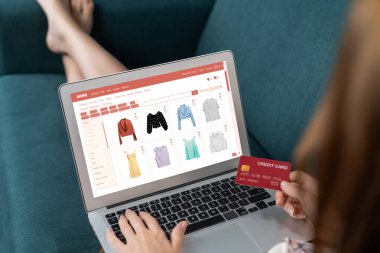 İnternet pazarından alışveriş yapan kadın modern yaşam tarzı için satış malzemeleri arıyor ve son derece siber güvenlik yazılımı tarafından korunan cüzdandan çevrimiçi ödeme için kredi kartı kullanıyor