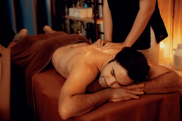 Cliente Homem Caucasiano Desfrutando Relaxante Massagem Spa Stress Mimando Com — Fotografia de Stock