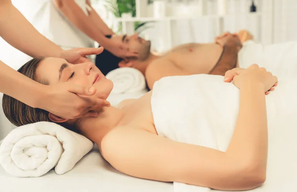 Casal Caucasiano Desfrutando Relaxante Massagem Cabeça Stress Mimos Beleza Facial — Fotografia de Stock