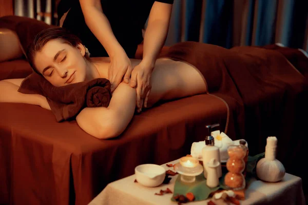 Kaukaska Para Klientów Korzystających Relaksujący Masaż Antystresowy Spa Rozpieszczanie Wypoczynku — Zdjęcie stockowe