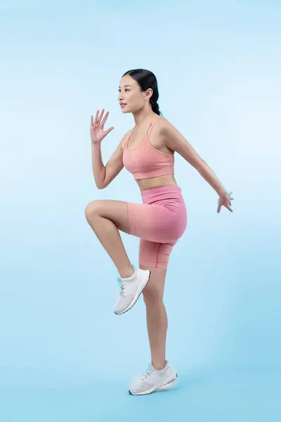 侧视年轻的亚洲女运动员在独立的背景下在演播室拍摄跑步姿势 追求健康健康的体形和有氧运动的生活方式理念 精力充沛的 — 图库照片