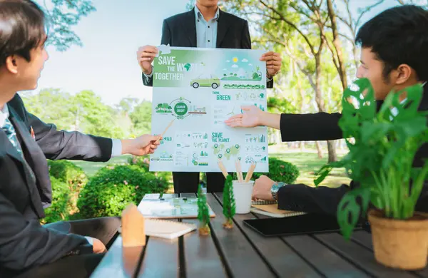 Grupa Azjatyckich Przedsiębiorców Prezentuje Przyjazny Dla Środowiska Plan Rozwoju Projekt — Zdjęcie stockowe