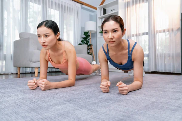 그녀의 트레이너 친구와 바닥에 아시아 집에서 라이프 스타일 균형과 지구력 — 스톡 사진