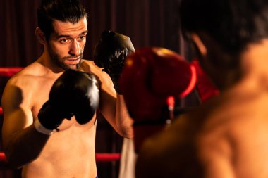 İki atletik ve kaslı vücut boksörü vahşi bir boks maçında karşı karşıya. Boks dövüşçüsü boks ringinde dövüşüyor. Impetus