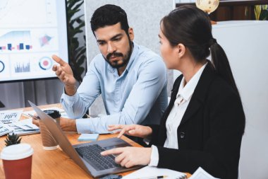Çok ırklı analist ekibi toplantı masasındaki mali raporu analiz etmek için BI gösterge tablosunu kullanıyor. Çeşitli iş adamlarından oluşan bir grup, iş pazarlama kararı için FIntech 'in veri analizini kullanır. Uyum