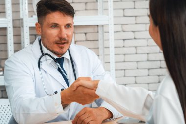 Profesyonel üniformalı doktor hastanedeki ya da klinikteki hastayı muayene ediyor. Sağlık, tıbbi ve doktor servis konsepti. Jivy
